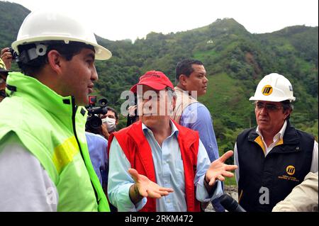 Bildnummer: 56476063  Datum: 25.11.2011  Copyright: imago/Xinhua (111125) -- CUNDINAMARCA, Nov. 25, 2011 (Xinhua) -- Image provided by the Colombian Presidential Office shows Juan Manuel Santos (C), president of Colombia, visiting La Vega in the Cundinamarca Department, Colombia, on Nov. 25, 2011. Due to the rainy season, a landslide occurred on the road between Bogota and Medellin on Nov. 19. (Xinhua/Colombian Presidential Office) (zx) COLOMBIA-CUNDINAMARCA-POLITICS-SANTOS PUBLICATIONxNOTxINxCHN People Politik xda x0x 2011 quer      56476063 Date 25 11 2011 Copyright Imago XINHUA  Cundinamarc Stock Photo