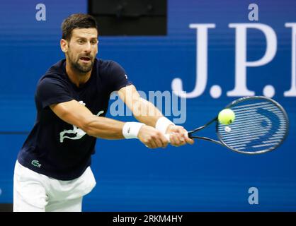 Flushing Meadow, USA. 25. August 2023. Novak Djokovic aus Serbien übt im Arthur Ashe Stadium bei den US Open Tennis Championships 2023 im USTA Billie Jean King National Tennis Center am Samstag, den 25. August 2023 in New York City. Foto von John Angelillo/UPI Credit: UPI/Alamy Live News Stockfoto