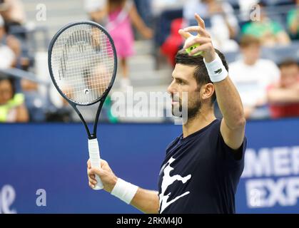 Flushing Meadow, USA. 25. August 2023. Novak Djokovic aus Serbien übt im Arthur Ashe Stadium bei den US Open Tennis Championships 2023 im USTA Billie Jean King National Tennis Center am Samstag, den 25. August 2023 in New York City. Foto von John Angelillo/UPI Credit: UPI/Alamy Live News Stockfoto