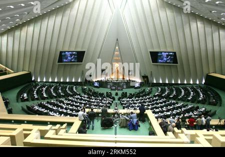 Bildnummer: 56516831  Datum: 27.11.2011  Copyright: imago/Xinhua (111127) -- TEHRAN, Nov. 27, 2011 (Xinhua) -- Photo taken on Nov. 27, 2011 shows a general view of Iranian Majlis in Tehran, Iran. Iran s parliament passed a bill on Sunday to reduce the country s diplomatic ties with the UK. (Xinhua/Ahmad Halabisaz)(dtf) IRAN-UK-DIPLOMACY PUBLICATIONxNOTxINxCHN Politik Parlament Abgeordneter Parlamentarier Iran x0x xtm 2011 quer Aufmacher      56516831 Date 27 11 2011 Copyright Imago XINHUA  TEHRAN Nov 27 2011 XINHUA Photo Taken ON Nov 27 2011 Shows a General View of Iranian Majlis in TEHRAN Ira Stockfoto