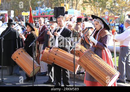 Bildnummer: 56519940  Datum: 27.11.2011  Copyright: imago/Xinhua (111128) -- AIX-EN-PROVENCE, Nov. 28, 2011 (Xinhua) --People clad in traditional clothes play local musical instruments during an event held to greet Christmas in Aix-en-Provence, south France, Nov. 27, 2011.(Xinhua/Wei Wei) FRANCE-AIX-EN-PROVENCE-CHRISTMAS PUBLICATIONxNOTxINxCHN Gesellschaft Traditionelle Feste Folklore xjh x0x 2011 quer      56519940 Date 27 11 2011 Copyright Imago XINHUA  Aix en Provence Nov 28 2011 XINHUA Celebrities clad in Traditional Clothes Play Local Musical Instruments during to Event Hero to Greet Chri Stock Photo