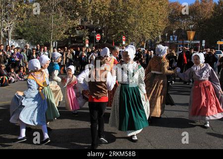 Bildnummer: 56519941 Datum: 27.11.2011 Copyright: imago/Xinhua (111128) -- AIX-EN-PROVENCE, 28. November 2011 (Xinhua) --Menschen in traditioneller Kleidung tanzen während einer Veranstaltung, die zum Weihnachtsgrüßen in Aix-en-Provence, Südfrankreich, am 27. November 2011 stattfand. (Xinhua/Wei Wei) FRANCE-AIX-EN-PROVENCE-CHRISTMAS PUBLICATIONxNOTxINxCHN Gesellschaft Traditionelle fest Folklore xjh x0x 2011 quer 56519941 Datum 27 11 2011 Copyright Imago XINHUA Aix en Provence Nov 28 2011 XINHUA Prominente in traditioneller Kleidung Tanz während der Veranstaltung Held zu begrüßen Weihnachten in Aix en Provence Südfrankreich Nov 27 2011 Stockfoto