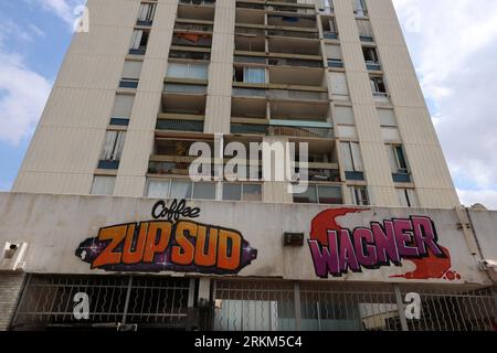 Nimes, Frankreich. 25. August 2023. Die beiden Beamten von CRS 8 und