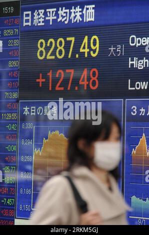 Bildnummer: 56524625  Datum: 28.11.2011  Copyright: imago/Xinhua (111128) -- TOKYO, Nov. 28, 2011 (Xinhua) -- A woman walks past an electronic panel for share prices in Tokyo, Japan, on Nov. 28, 2011. Tokyo stocks advanced Monday, with the benchmark Nikkei stock index rebounding from a five-day losing streak to close up 1.56 percent. Tokyo s 225-issue Nikkei Stock Average gained 127.48 points to close at 8,287.49, while the broader Topix index of all First Section issues on the Tokyo Stock Exchange added 9.10 points or 1. 29 percent to finish at 715.70 on the first trading day of the week. (Xi Stock Photo