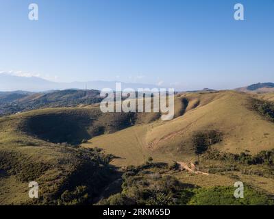 Wunderschöner Blick von der Drohnenlandschaft auf die Berge in Serra da Bocaina an sonnigen Sommertagen. São Paulo, Brasilien. Konzept von Reisen, Tourismus, Natur Stockfoto