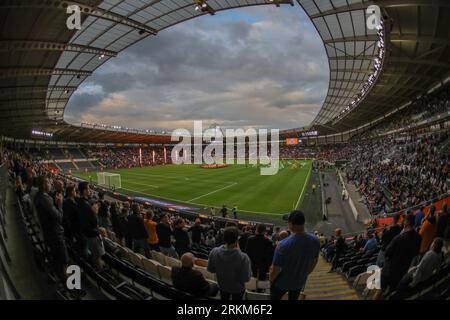 Hull, Großbritannien. 25. August 2023. Pyrotechnik im MKM-Stadion vor dem Auftakt während des Sky Bet Championship Matches Hull City vs Bristol City im MKM-Stadion, Hull, Großbritannien, 25. August 2023 (Foto: Alfie Cosgrove/News Images) in Hull, Großbritannien am 25.08.2023. (Foto: Alfie Cosgrove/News Images/SIPA USA) Credit: SIPA USA/Alamy Live News Stockfoto