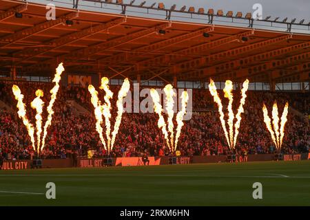 Hull, Großbritannien. 25. August 2023. Pyrotechnik im MKM-Stadion vor dem Auftakt während des Sky Bet Championship Matches Hull City vs Bristol City im MKM-Stadion, Hull, Großbritannien, 25. August 2023 (Foto: Alfie Cosgrove/News Images) in Hull, Großbritannien am 25.08.2023. (Foto: Alfie Cosgrove/News Images/SIPA USA) Credit: SIPA USA/Alamy Live News Stockfoto