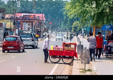 Pani Puri-Anbieter in Dal Lake, Srinagar, Kaschmir, Indien Stockfoto