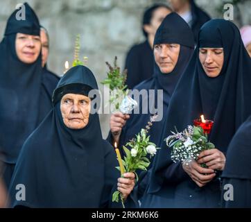 Jerusalem, Israel. 25. August 2023. Eine Gruppe griechisch-orthodoxer Nonnen (russische Nonnen), die Kerzen, Basilikum und Blumen in der Prozession der Ikone der Dormition der Theotokos nach Gethsemane halten. Quelle: Yoram Biberman/Alamy Live News. Stockfoto