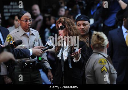 (111129) -- LOS ANGELES, 29. November 2011 (Xinhua) -- Michael Jacksons Schwester La Toya Jackson (C) verlässt das Gericht in Los Angeles, USA, am 29. November 2011. Ein Richter am Dienstag in Los Angeles verurteilte Conrad Murray, Michael Jacksons Leibarzt, zu maximal 4 Jahren Haft wegen unfreiwilligen Totschlags, der auf den Tod des Popstars zurückzuführen war. (Xinhua/Yang Lei) US-LA-MICHAEL JACKSON-PERSONAL PHYSICIAN-SENTENCE PUBLICATIONxNOTxINxCHN 111129 Los Angeles Nov 29 2011 XINHUA Michael Jackson S Sister La Toya Jackson C verlässt das Gericht in Los Angeles die Vereinigten Staaten Nov 29 Stockfoto