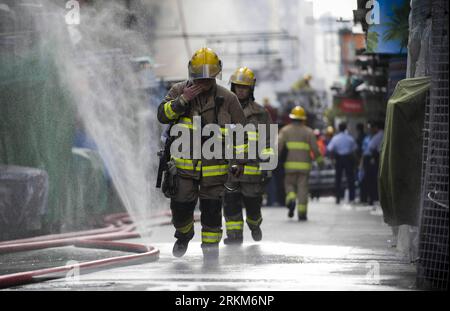 Bildnummer: 56532970 Datum: 30.11.2011 Copyright: imago/Xinhua (111130) -- HONGKONG, 30. November 2011 (Xinhua) -- Rettungskräfte arbeiten am Ort eines Brandunfalls in der Innenstadt von Hongkong, Südchina, 30. November 2011. Die Zahl der Todesopfer durch den Baubrand am frühen Mittwochmorgen in Mong Kok auf Kowloon, Hongkong, ist auf neun gestiegen, und bis jetzt wurden etwa 30 weitere verletzt. An der Brandstelle wurden neun verkohlte Leichen gefunden. Mong Kok ist eine der am dichtesten besiedelten Gegenden in Hongkong, die Touristen für ihre traditionellen Märkte und kleinen Geschäfte bekannt ist. (Xinhua/Lui Siu Wai) (ry) CHINA-HONGKONG-DOWNTOW Stockfoto