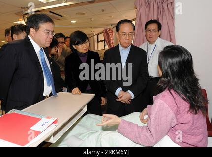 Bildnummer: 56534972  Datum: 30.11.2011  Copyright: imago/Xinhua (111130) -- HONG KONG, Nov. 30, 2011 (Xinhua) -- Donald Tsang (3rd R), chief executive of the Hong Kong Special Administrative Region (SAR) of China, greets an injured woman in Kwong Wah Hospital of Hong Kong, south China, Nov. 30, 2011. Nine died and 33 others were injured in a fire in Mong Kok in downtown Hong Kong Wednesday morning. Mong Kok is one of the most densely populated area in Hong Kong known to tourists for its traditional markets and small shops. (Xinhua) (cxy) CHINA-HONG KONG-FIRE-DONALD TSANG (CN) PUBLICATIONxNOTx Stock Photo