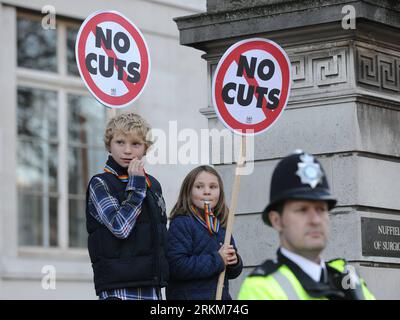 Bildnummer: 56535724 Datum: 30.11.2011 Copyright: imago/Xinhua (111130) -- LONDON, 30. November 2011 (Xinhua) -- zwei Kinder mit Plakaten nehmen am 30. November 2011 an einem Streik in der Londoner Innenstadt Teil. Mehr als 2 Millionen Beschäftigte im öffentlichen Sektor in Großbritannien streiken am Mittwoch, um gegen den Rentenreformplan der Regierung zu protestieren. (Xinhua/Zeng Yi) (ypf) UK-MASSENSTREIK PUBLICATIONxNOTxINxCHN Gesellschaft Politik Demo Protest Streik Renten Rentenreform öffentlicher Dienst xbs x2x 2011 quer Premiere o0 Kind Polizei Polizist 56535724 Datum 30 11 2011 Copyright Imago XINHUA Londo Stockfoto