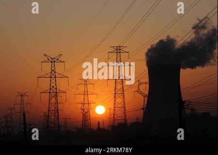 Bildnummer: 56535799  Datum: 21.09.2009  Copyright: imago/Xinhua (111130) -- FUXIN(LIAONING), Nov. 30, 2011 (Xinhua) -- The file photo taken on Nov. 21, 2009 shows the power transmission facility of a power plant in Fuxin City, northeast China s Liaoning Province. The National Development and Reform Commission (NDRC) announced Wednesday that it will raise the price of electricity for non-residential use by an average of 0.03 yuan (0.47 U.S. cents) per kilowatt-hour (kwh) nationwide starting Thursday. The move marks the first nationwide power price hike since November 2009, when the price of el Stockfoto