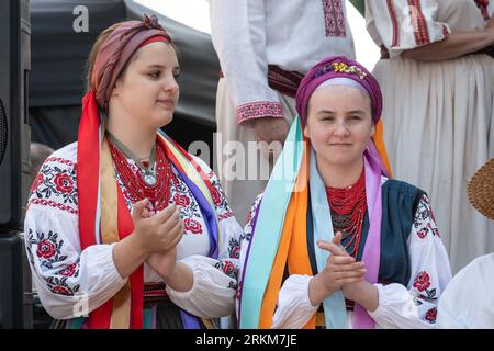 Lviv, Ukraine. August 2023. Frauen in ukrainischer Nationalkleidung treten beim Folklorefest auf. Am Unabhängigkeitstag der Ukraine besuchen Menschen in ukrainischer Nationalkleidung die nationale Sorochynskyi-Messe und sehen sich Aufführungen von Folklore-Ensembles in Lemberg an. Die Messe findet traditionell jedes Jahr in Velyki Sorochyntsy in der Region Poltawa statt, die Messe findet zum ersten Mal in der Geschichte Lwiw aufgrund des Krieges statt. (Foto: Olena Znak/SOPA Images/SIPA USA) Credit: SIPA USA/Alamy Live News Stockfoto