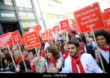 Bildnummer: 56541324  Datum: 01.12.2011  Copyright: imago/Xinhua (111201) -- ISTANBUL, Dec. 1, 2011 (Xinhua) -- Residents march along the streets to mark the World AIDS Day in Istanbul, Turkey, Dec. 1, 2011. The World Health Organization, which declared Dec. 1 as the World AIDS Day in 1988, leads worldwide campaigns against the HIV and AIDS and plans and implements programmes that seek to fight the scourge. (Xinhua/Ma Yan) (msq) TURKEY-ISTANBUL-AIDS DAY PUBLICATIONxNOTxINxCHN Gesellschaft Gedenken AIDS HIV Weltaidstag Welt Tag xns x0x 2011 quer     56541324 Date 01 12 2011 Copyright Imago XINH Stock Photo