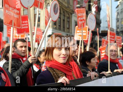 Bildnummer: 56541337  Datum: 01.12.2011  Copyright: imago/Xinhua (111201) -- ISTANBUL, Dec. 1, 2011 (Xinhua) -- Residents march along the streets to mark the World AIDS Day in Istanbul, Turkey, Dec. 1, 2011. The World Health Organization, which declared Dec. 1 as the World AIDS Day in 1988, leads worldwide campaigns against the HIV and AIDS and plans and implements programmes that seek to fight the scourge. (Xinhua/Ma Yan) (msq) TURKEY-ISTANBUL-AIDS DAY PUBLICATIONxNOTxINxCHN Gesellschaft Gedenken AIDS HIV Weltaidstag Welt Tag xns x0x 2011 quer premiumd     56541337 Date 01 12 2011 Copyright I Stock Photo