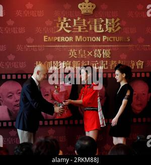 Bildnummer: 56541380 Datum: 01.12.2011 Copyright: imago/Xinhua (111201) -- HONGKONG, 1. Dezember 2011 (Xinhua) -- Schauspieler GE You (L) erhält einen Blumenstrauß von den Schauspielerinnen Charlene Choi (C) und Gillian Chung in Hongkong, Südchina, 1. Dezember 2011. Schauspieler GE You unterzeichnete am Mittwoch einen Vertrag mit Emperor Motion Picture, der GE einladen wird, in den nächsten fünf Jahren die Hauptrollen von drei Filmen zu spielen. (Xinhua/Chen Xiaowei) (zkr) CHINA-HONGKONG-GE YOU-MOVIE CONTRACT(CN) PUBLICATIONxNOTxINxCHN People Kultur Film xns x0x 2011 Quadrat 56541380 Datum 01 12 2011 Copyright Imago XINHUA Hong Kong DEZ 1 2011 XINHUA A Stockfoto