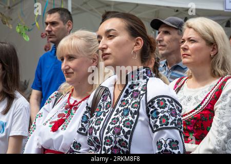 Lviv, Ukraine. August 2023. Frauen in ukrainischer Nationalkleidung besuchen die Messe. Am Unabhängigkeitstag der Ukraine besuchen Menschen in ukrainischer Nationalkleidung die nationale Sorochynskyi-Messe und sehen sich Aufführungen von Folklore-Ensembles in Lemberg an. Die Messe findet traditionell jedes Jahr in Velyki Sorochyntsy in der Region Poltawa statt, die Messe findet zum ersten Mal in der Geschichte Lwiw aufgrund des Krieges statt. (Bild: © Olena Znak/SOPA Images via ZUMA Press Wire) NUR REDAKTIONELLE VERWENDUNG! Nicht für kommerzielle ZWECKE! Stockfoto