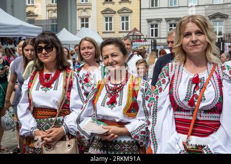 Lviv, Ukraine. August 2023. Frauen in ukrainischer Nationalkleidung besuchen die Messe. Am Unabhängigkeitstag der Ukraine besuchen Menschen in ukrainischer Nationalkleidung die nationale Sorochynskyi-Messe und sehen sich Aufführungen von Folklore-Ensembles in Lemberg an. Die Messe findet traditionell jedes Jahr in Velyki Sorochyntsy in der Region Poltawa statt, die Messe findet zum ersten Mal in der Geschichte Lwiw aufgrund des Krieges statt. (Bild: © Olena Znak/SOPA Images via ZUMA Press Wire) NUR REDAKTIONELLE VERWENDUNG! Nicht für kommerzielle ZWECKE! Stockfoto