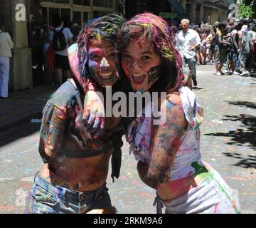 Bildnummer: 56575004  Datum: 02.12.2011  Copyright: imago/Xinhua (111203) -- BUENOS AIRES, Dec. 3, 2011 (Xinhua) -- Students from Colegio Nacional Buenos Aires spray colors to each other during their graduation day in Buenos Aires, Argentina, Dec. 2, 2011. (Xinhua/Telam) (yc) ARGENTINA-BUENOS AIRES-GRADUATION PUBLICATIONxNOTxINxCHN Gesellschaft Bildung Universität Abschluss Graduierte kurios xjh x0x 2011 quadrat      56575004 Date 02 12 2011 Copyright Imago XINHUA  Buenos Aires DEC 3 2011 XINHUA Students from Colegio Nacional Buenos Aires Spray Colors to each Other during their Graduation Day Stock Photo