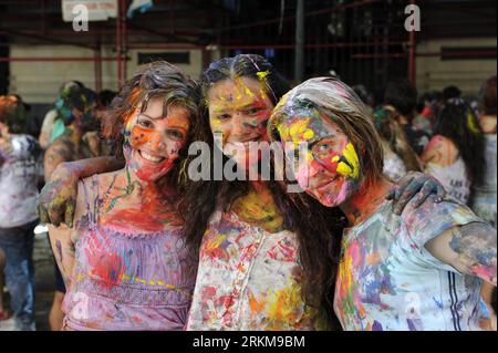 Bildnummer: 56575008  Datum: 02.12.2011  Copyright: imago/Xinhua (111203) -- BUENOS AIRES, Dec. 3, 2011 (Xinhua) -- Students from Colegio Nacional Buenos Aires spray colors to each other during their graduation day in Buenos Aires, Argentina, Dec. 2, 2011. (Xinhua/Telam) (yc) ARGENTINA-BUENOS AIRES-GRADUATION PUBLICATIONxNOTxINxCHN Gesellschaft Bildung Universität Abschluss Graduierte kurios xjh x0x 2011 quer      56575008 Date 02 12 2011 Copyright Imago XINHUA  Buenos Aires DEC 3 2011 XINHUA Students from Colegio Nacional Buenos Aires Spray Colors to each Other during their Graduation Day in Stock Photo