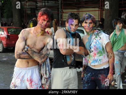 Bildnummer: 56575005  Datum: 02.12.2011  Copyright: imago/Xinhua (111203) -- BUENOS AIRES, Dec. 3, 2011 (Xinhua) -- Students from Colegio Nacional Buenos Aires spray colors to each other during their graduation day in Buenos Aires, Argentina, Dec. 2, 2011. (Xinhua/Telam) (yc) ARGENTINA-BUENOS AIRES-GRADUATION PUBLICATIONxNOTxINxCHN Gesellschaft Bildung Universität Abschluss Graduierte kurios xjh x0x 2011 quer      56575005 Date 02 12 2011 Copyright Imago XINHUA  Buenos Aires DEC 3 2011 XINHUA Students from Colegio Nacional Buenos Aires Spray Colors to each Other during their Graduation Day in Stock Photo