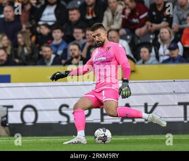 Hull, Großbritannien. 25. August 2023. Matt Ingram #1 von Hull City in Aktion während des Sky Bet Championship Matches Hull City vs Bristol City im MKM Stadium, Hull, Großbritannien, 25. August 2023 (Foto: Mark Cosgrove/News Images) in Hull, Großbritannien am 25.08.2023. (Foto: Mark Cosgrove/News Images/SIPA USA) Credit: SIPA USA/Alamy Live News Stockfoto