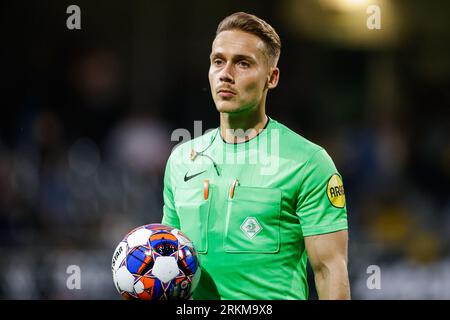 Venlo, Netherlands. 25th Aug, 2023. VENLO, NETHERLANDS - AUGUST 25: Referee Michael Eijgelsheim during the Dutch Keuken Kampioen Divisie match between VVV Venlo and Jong FC Utrecht at Covebo Stadion - De Koel on August 25, 2023 in Venlo, Netherlands. (Photo by Broer van den Boom/Orange Pictures) Credit: Orange Pics BV/Alamy Live News Stockfoto