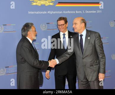 Bildnummer: 56614034  Datum: 05.12.2011  Copyright: imago/Xinhua (111205) -- BONN, Dec. 5, 2011 (Xinhua) -- German Foreign Minister Guido Westerwelle (C) and Afghan Foreign Minister Zalmay Rassoul (L) welcome French Foreign Minister Alain Juppe (R) before the International Afghanistan Conference in Bonn, Germany, December 5, 2011. (Xinhua/Ma Ning)(yt) GERMANY-BONN-INTERNATIONAL AFGHANISTAN CONFERENCE PUBLICATIONxNOTxINxCHN People Politik Sicherheit Konferenz Sicherheitskonferenz Afghanistan Afghanistankonferenz premiumd xns x0x 2011 quer      56614034 Date 05 12 2011 Copyright Imago XINHUA  Bo Stock Photo