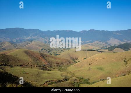 Wunderschöner Blick von der Drohnenlandschaft auf die Berge in Serra da Bocaina an sonnigen Sommertagen. São Paulo, Brasilien. Konzept von Reisen, Tourismus, Natur Stockfoto