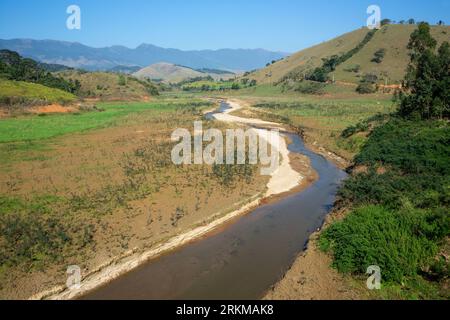 Wunderschöner Blick auf die Fluss- und Berglandschaft in Serra da Bocaina an sonnigen Sommertagen. São Paulo, Brasilien. Konzept von Reisen, Tourismus, Natur Stockfoto