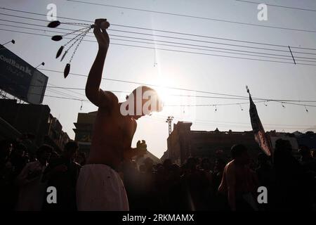 Bildnummer: 56635602  Datum: 06.12.2011  Copyright: imago/Xinhua (111206) -- PESHAWAR, Dec. 6, 2011 (Xinhua) -- A young Pakistani Shiite Muslim flagellates himself during a religious procession on the 10th day of the holy Islamic month of Muharram, which is the first month of the Islamic calendar, in northwest Pakistan s Peshawar on Dec. 6, 2011. (Xinhua/Umar) (srb) PAKISTAN-PESHAWAR-RELIGIOUS FESTIVAL PUBLICATIONxNOTxINxCHN Gesellschaft Religion Islam Muslime Geisselung Selbstgeisselung Aschura xbs x0x 2011 quer Highlight premiumd      56635602 Date 06 12 2011 Copyright Imago XINHUA  Peshawar Stock Photo