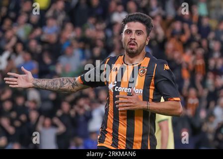 Hull, Großbritannien. 25. August 2023. Ozan Tufan #7 von Hull City feiert sein Ziel, es 1-0 während des Sky Bet Championship Matches Hull City vs Bristol City im MKM Stadium, Hull, Großbritannien, 25. August 2023 zu schaffen (Foto: Alfie Cosgrove/News Images) in Hull, Großbritannien am 25.8.2023. (Foto: Alfie Cosgrove/News Images/SIPA USA) Credit: SIPA USA/Alamy Live News Stockfoto