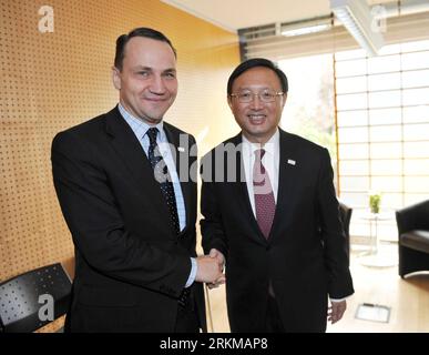 Bildnummer: 56635632  Datum: 05.12.2011  Copyright: imago/Xinhua (111205) -- BONN, Dec. 5, 2011 (Xinhua) -- Chinese Foreign Minister Yang Jiechi (R) shakes hands with Polish Foreign Minister Radoslaw Sikorski during the international conference on Afghanistan in Bonn, Germany, Dec. 5, 2011. Delegates from over 100 countries and international organizations gathered in Germany s Bonn city Monday, attending an international conference on Afghanistan to draw up a roadmap for the war-torn nation s future. (Xinhua/Ma Ning) GERMANY-BONN-YANG JIECHI-AFGHANISTAN CONFERENCE PUBLICATIONxNOTxINxCHN People Stock Photo