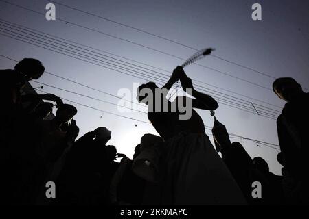 Bildnummer: 56635601  Datum: 06.12.2011  Copyright: imago/Xinhua (111206) -- PESHAWAR, Dec. 6, 2011 (Xinhua) -- A young Pakistani Shiite Muslim flagellates himself during a religious procession on the 10th day of the holy Islamic month of Muharram, which is the first month of the Islamic calendar, in northwest Pakistan s Peshawar on Dec. 6, 2011. (Xinhua/Umar) (srb) PAKISTAN-PESHAWAR-RELIGIOUS FESTIVAL PUBLICATIONxNOTxINxCHN Gesellschaft Religion Islam Muslime Geisselung Selbstgeisselung Aschura xbs x0x 2011 quer premiumd      56635601 Date 06 12 2011 Copyright Imago XINHUA  Peshawar DEC 6 201 Stock Photo