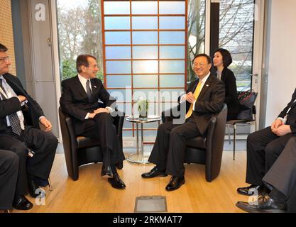 Bildnummer: 56635634  Datum: 05.12.2011  Copyright: imago/Xinhua (111205) -- BONN, Dec. 5, 2011 (Xinhua) -- Chinese Foreign Minister Yang Jiechi (R, front) meets with Italian Foreign Minister Giulio Terzi (L) in Bonn, Germany, Dec. 5, 2011. Delegates from over 100 countries and international organizations gathered in Germany s Bonn city Monday, attending an international conference on Afghanistan to draw up a roadmap for the war-torn nation s future. (Xinhua/Ma Ning) GERMANY-BONN-YANG JIECHI-AFGHANISTAN CONFERENCE PUBLICATIONxNOTxINxCHN People Politik Aussenminister Konferenz Afghanistankonfer Stock Photo