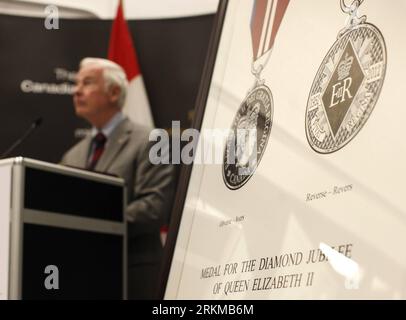 Bildnummer: 56657363 Datum: 06.12.2011 Copyright: imago/Xinhua (111207) -- OTTAWA, 7. Dezember 2011 (Xinhua) -- der kanadische Generalgouverneur David Johnston spricht, bevor er am 6. Dezember 2011 an einer eindrucksvollen Zeremonie der ersten von insgesamt 60.000 Queen Elizabeth II Diamond Jubilee Medals in der Royal Canadian Mint in Ottawa (Kanada) teilnahm. Die kanadische Regierung stellte am Dienstag ein Programm vor, um den 60. Jahrestag des Thronantritts Elisabeths II. Als Königin Großbritanniens und Kanadas zu feiern. (Xinhua/David Kawai) (zjl) KANADA-OTTAWA-QUEEN-COIN PUBLICATIONxNOTxINxCHN People Poli Stockfoto