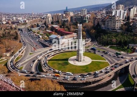 Ringstraße Kreuzung in der Nähe des Heldenplatzes, Tiflis, Luftaufnahme Stockfoto