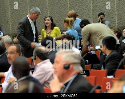 Bildnummer: 56675505  Datum: 09.12.2011  Copyright: imago/Xinhua (111209) -- DURBAN (SOUTH AFRICA), Dec. 9, 2011 (Xinhua) -- Abigail Borah (Rear), a New Jersey resident, delivers a speech at the closing plenary of the Durban climate change negotiations in Durban, South Africa, on Dec. 8, 2011. After nearly two weeks of stalled progress at the United Nations climate change conference in South Africa, the young American attracted high attention by calling for a real, science-based climate treaty on Thursday. Abigail Borah delivered the speech calling for an urgent path towards a fair and binding Stock Photo