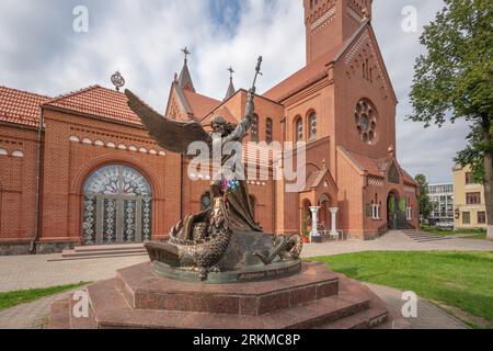 Statue des Erzengels Michael, der den Drachen tötet, vor der Kirche der Heiligen Simon und Helena - Minsk, Belarus Stockfoto