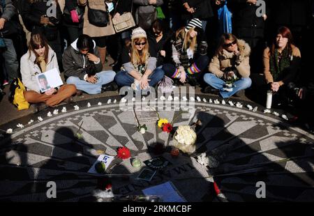 Bildnummer: 56676247  Datum: 08.12.2011  Copyright: imago/Xinhua (111208) -- NEW YORK, Dec. 8, 2011 (Xinhua) -- Fans of former Beatles singer John Lennon gather at Strawberry Fields in Central Park to commemorate the 31st anniversary of Lennon s death in New York, the United States, Dec. 8, 2011. Lennon was killed by gunman Mark Chapman outside the Dakota apartment building on Dec. 8, 1980. (Xinhua/Shen Hong) U.S.-NEW YORK-JOHN LENNON-DEATH-ANNIVERSARY PUBLICATIONxNOTxINxCHN People Musik Entertainment Gedenken Jahrestag USA x1x xtm 2011 quer premiumd  o0 Attentat, Blumen     56676247 Date 08 1 Stock Photo