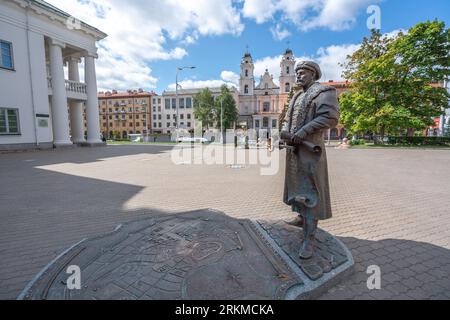 Statue of City Voit (magistrate) with key and royal letter in front of Minsk City Hall - Minsk, Belarus Stockfoto