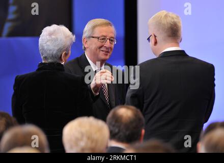 Bildnummer: 56679984 Datum: 09.12.2011 Copyright: imago/Xinhua (111209) -- BRÜSSEL, 9. Dezember 2011 (Xinhua) -- der luxemburgische Premierminister Jean-Claude Juncker (C) begrüßt den kroatischen Präsidenten Ivo Josipovic (R) und die kroatische PIME-Ministerin Jadranka Kosor während der Unterzeichnung des EU-beitrittsvertrags Kroatiens am 9. Dezember 2011 im EU-Hauptsitz in Brüssel, der belgischen Hauptstadt. Kroatien hat hier am Freitag seinen EU-beitrittsvertrag unterzeichnet und wird am 1. Juli 2013 das 28. Mitglied des Blocks werden. (Xinhua/Wu Wei) (yt) BELGIEN-EU-KROATIEN PUBLICATIONxNOTxINxCHN People Politik Unterzeich Stockfoto