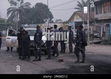 Bildnummer: 56681775  Datum: 09.12.2011  Copyright: imago/Xinhua (111209) -- KINSHASA, Dec. 9, 2011 (Xinhua) -- Police stand guard in Kinshasa, capital of the Democratic Republic of Congo (DRC), on Dec. 9, 2011. Three were killed in a conflict between the police and the opposition party, Union for Democracy and Social Progress (UDPS), Thursday afternoon, a few hours before the publication of provisional results of the presidential election. (Xinhua/Han Bing) DR CONGO-KINSHASA-ELECTION-CONFLICT PUBLICATIONxNOTxINxCHN Politik Wahl Präsidentschaftswahl Ausschreitungen Gewalt Polizei Polizist xda Stock Photo