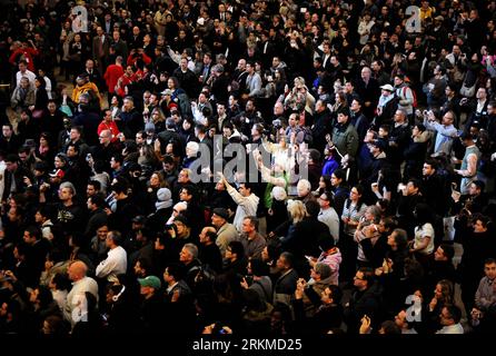 Bildnummer: 56681794  Datum: 09.12.2011  Copyright: imago/Xinhua (111209) -- NEW YORK, Dec. 9, 2011 (Xinhua) -- wait to enter the newest Apple store in Grand Central Station in New York City, the United States, on Dec. 9, 2011. (Xinhua/Shen Hong) US-NEW YORK-APPLE-GRAND CENTRAL STATION PUBLICATIONxNOTxINxCHN Wirtschaft Einzelhandel neue Filiale Neueröffnung xda x0x premiumd 2011 quer      56681794 Date 09 12 2011 Copyright Imago XINHUA  New York DEC 9 2011 XINHUA Wait to Enter The newest Apple Store in Grand Central Station in New York City The United States ON DEC 9 2011 XINHUA Shen Hong U.S. Stock Photo