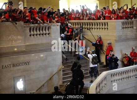 Bildnummer: 56681795  Datum: 09.12.2011  Copyright: imago/Xinhua (111209) -- NEW YORK, Dec. 9, 2011 (Xinhua) -- enter the newest Apple store in Grand Central Station in New York City, the United States, on Dec. 9, 2011. (Xinhua/Shen Hong) US-NEW YORK-APPLE-GRAND CENTRAL STATION PUBLICATIONxNOTxINxCHN Wirtschaft Einzelhandel neue Filiale Neueröffnung xda x0x premiumd 2011 quer      56681795 Date 09 12 2011 Copyright Imago XINHUA  New York DEC 9 2011 XINHUA Enter The newest Apple Store in Grand Central Station in New York City The United States ON DEC 9 2011 XINHUA Shen Hong U.S. New York Apple Stock Photo