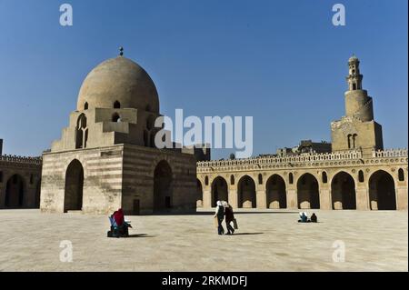 Bildnummer: 56684701  Datum: 10.12.2011  Copyright: imago/Xinhua (111211) -- CAIRO, Dec. 11, 2011 (Xinhua) -- Girls sketch at Ahmed Ibn Tulun Mosque in Cairo, Egypt, Dec. 10, 2011. (Xinhua/Li Muzi) (wn) EGYPT-CAIRO-DAILY LIFE-MOSQUE PUBLICATIONxNOTxINxCHN Reisen Afrika Ägypten xjh x0x 2011 quer      56684701 Date 10 12 2011 Copyright Imago XINHUA  Cairo DEC 11 2011 XINHUA Girls Sketch AT Ahmed Ibn Tulun Mosque in Cairo Egypt DEC 10 2011 XINHUA left Muzi  Egypt Cairo Daily Life Mosque PUBLICATIONxNOTxINxCHN Travel Africa Egypt XJH x0x 2011 horizontal Stock Photo