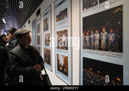 Bildnummer: 56689429  Datum: 12.12.2011  Copyright: imago/Xinhua (111212) -- NANJING, Dec. 12, 2011 (Xinhua) -- Visitors look at photos at the Memorial Hall of the Victims in Nanjing Massacre by Japanese Invaders, in Nanjing, east China s Jiangsu Province, on Dec. 12, 2011. Several memorial events are scheduled to hold here since Monday to mark the 74th anniversary of a tragedy that claimed the lives of 300,000 Chinese civilians and disarmed soldiers by Japanese invaders on Dec. 13, 1937, during World War II. (Xinhua) (hdt) CHINA-NANJING MASSACRE-MEMORIAL (CN) PUBLICATIONxNOTxINxCHN Gesellscha Stock Photo