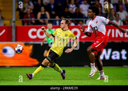 Venlo, Netherlands. 25th Aug, 2023. VENLO, NETHERLANDS - AUGUST 25: Martijn Berden of VVV Venlo runs with the ball, Nazjir Held of Jong FC Utrecht during the Dutch Keuken Kampioen Divisie match between VVV Venlo and Jong FC Utrecht at Covebo Stadion - De Koel on August 25, 2023 in Venlo, Netherlands. (Photo by Broer van den Boom/Orange Pictures) Credit: Orange Pics BV/Alamy Live News Stockfoto
